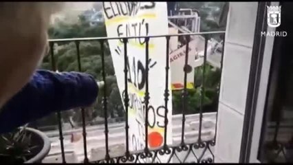 Emotivo homenaje a Inocencia, la anciana que cumple 110 años desde el balcón de su casa