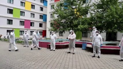 Yurtta karantinadaki vatandaşlardan 1 Mayıs Emek ve Dayanışma Günü kutlaması