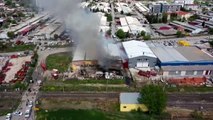 Yapı marketin deposundaki yangına müdahale ediliyor (2)