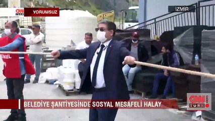 Fırça saplarıyla sosyal mesafeli 1 Mayıs halayı