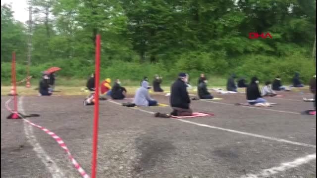 DIŞ DHA ? Almanya'da sokakta sosyal mesafeli Cuma namazı kılındı