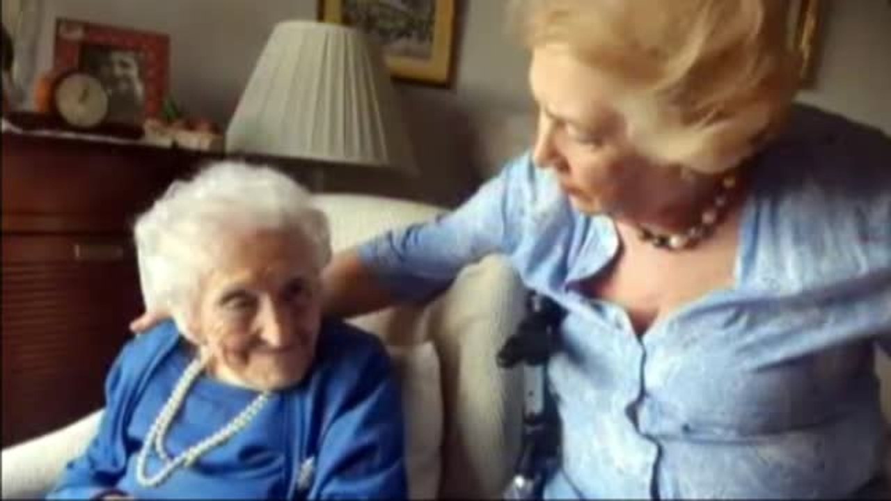 Un bombero de Madrid felicita a su abuela de 110 años de forma muy especial