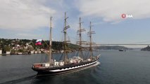 İstanbul Boğazı'ndan geçen tarihi gemi 