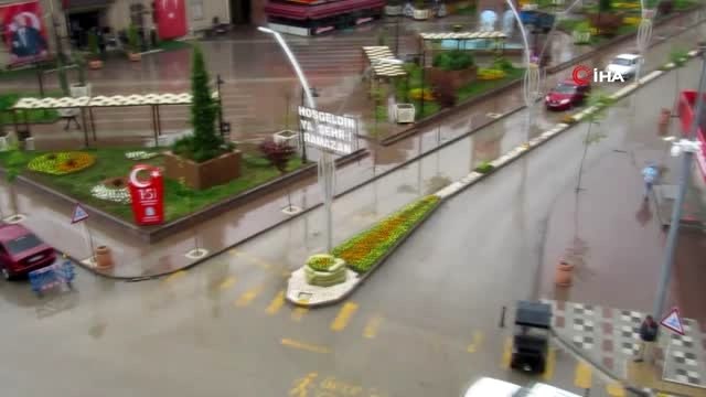 Sandıklı'da yağan sağanak yağmur sonrası yollar göle döndü