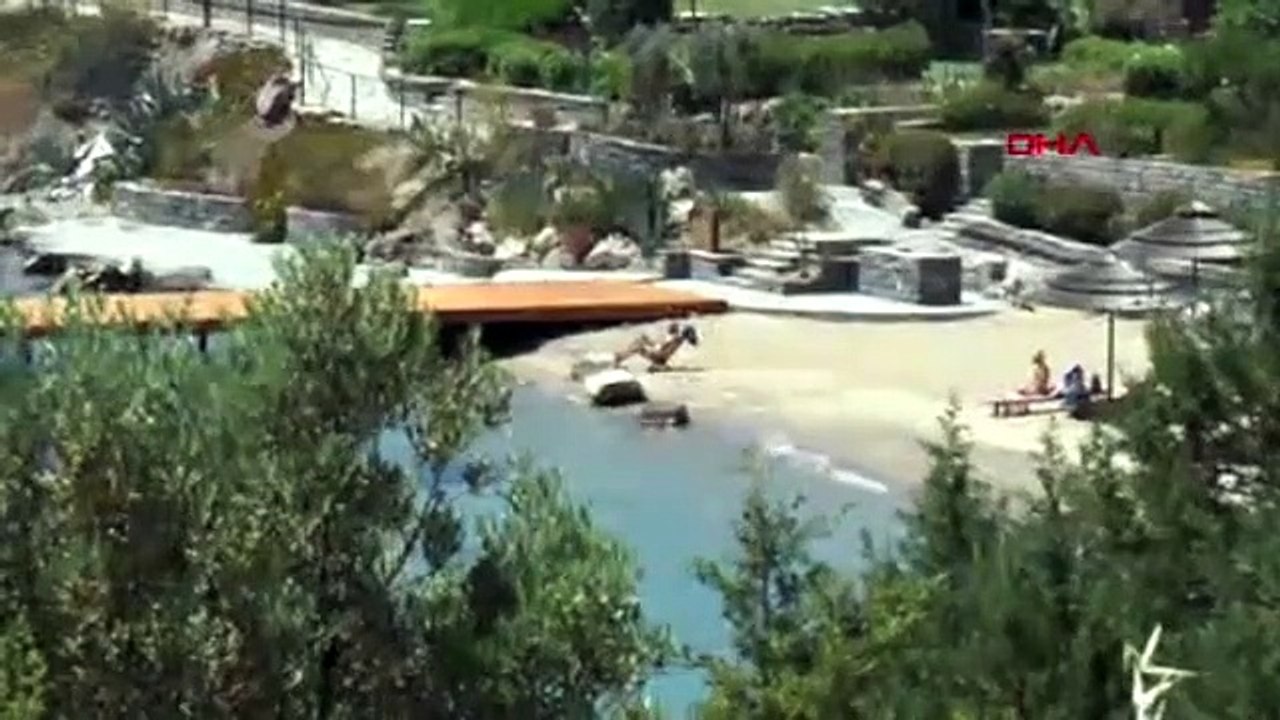 Yasağa aldırmadan denize girdiler