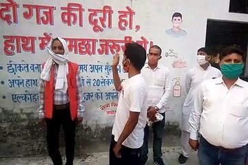 2 मीटर की दूरी हो हाथ में गमछा ज़रूर हो