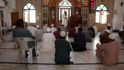 - Pakistan'da sosyal mesafeli cuma namazı- Yasağa rağmen Ramazan ayının ilk cuma namazı camide...