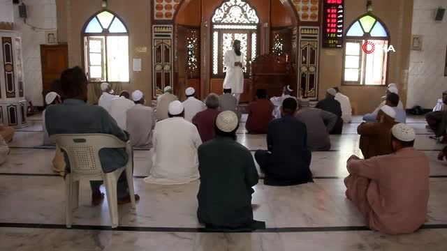 - Pakistan'da sosyal mesafeli cuma namazı- Yasağa rağmen Ramazan ayının ilk cuma namazı camide...