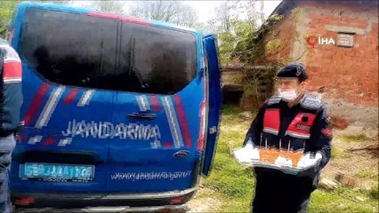 Jandarmadan sokağa çıkamayan çocuklara pasta sürprizi