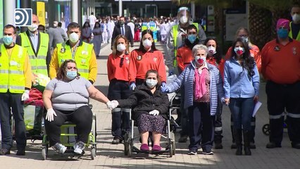 Los últimos pacientes del hosptial de Ifema abandonan el recinto entre aplausos