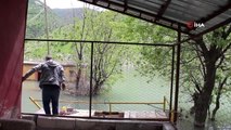 Baraj sularında tur için strafor, tahta ve saçtan kendi kayığını yaptı