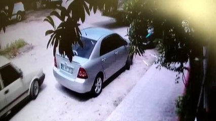 El freni çekilmeyen kamyonet iş yerine girdi