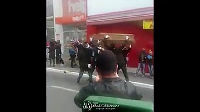 ‘Meme do Caixão’ percorre cidade da Região Metropolitana de Curitiba e deixa moradores intrigados; assista