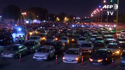 Iranianos celebram Ramadã dentro do carro