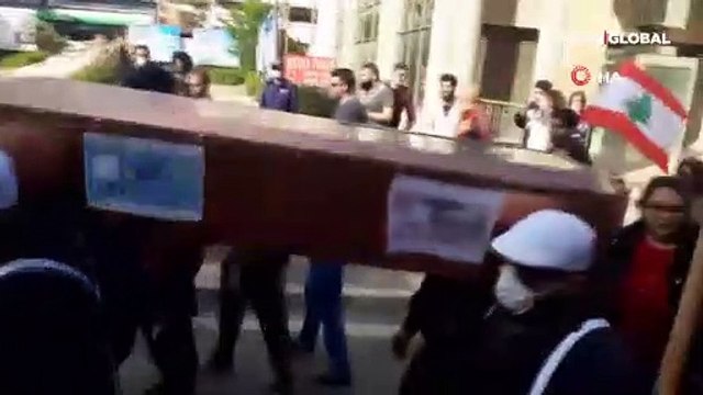Lübnan'da tabutlu protesto