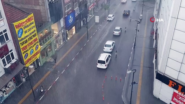 Yağmur aniden bastırdı, yollar göle döndü