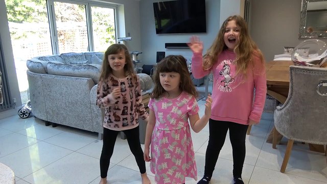 Sophia, Isabella e Alice Brincando e Lendo Cartas