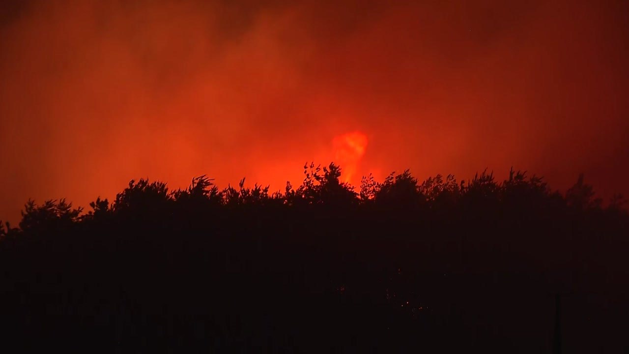이 시각 고성 산불 현장..."차가 휘청거릴 정도의 바람도" / YTN