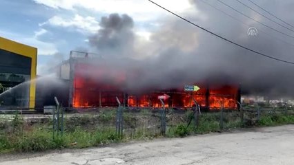 Bir yapı marketin deposundaki yangın kontrol altına alındı
