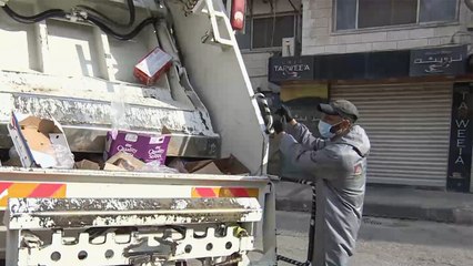 عمال النظافة في رام الله يساهمون في الحد من انتشار كورونا
