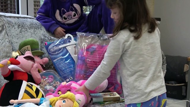 Sophia, Isabella e Alice Mostrando o Livro, Vestido e Brinquedos da Disney - Alice no País das Maravilhas