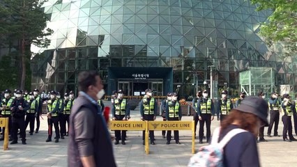 كوفيد-19 ينقل مسيرات عيد العمّال إلى الشرفات ومنصات الإنترنت