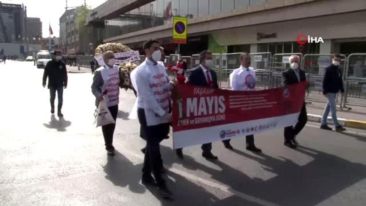 Birleşik Kamu İş Konfederasyonu Taksim'e çelenk bıraktı