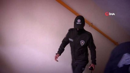 Elazığ'da evden çıkamayan emekli işçilere çiçekli vefa