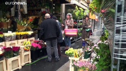 فرنسيون يحافظون على تقليد إهداء الزهور بعيد العمال وسط إغلاق كورونا