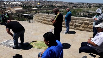 برغم "الداء والإغلاق".. شاهد صلاة الجمعة قرب المسجد الأقصى