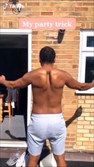 Il applaudit... avec ses omoplates. Bizarre