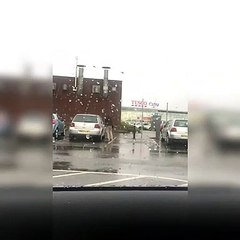 Il ne comprend pas pourquoi sa voiture ne s’ouvre pas... Idiot