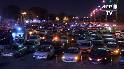 Los iraníes festejan el Ramadán desde el auto debido al coronavirus