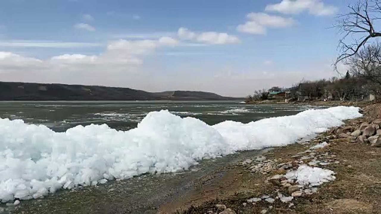 String Winds Drive Ice Barrier onto Crooked Lake