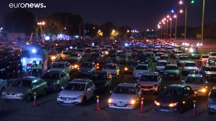 شاهد: بسبب إقفال المساجد.. إيرانيون يصلون داخل سياراتهم في ساحة تبث شعائر دينية على شاشة عملاقة