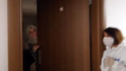 Karantinadaki dört kişiye doğum günü sürprizi