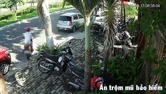 Clip ăn trộm tại quán cafe bị camera an ninh quay lại