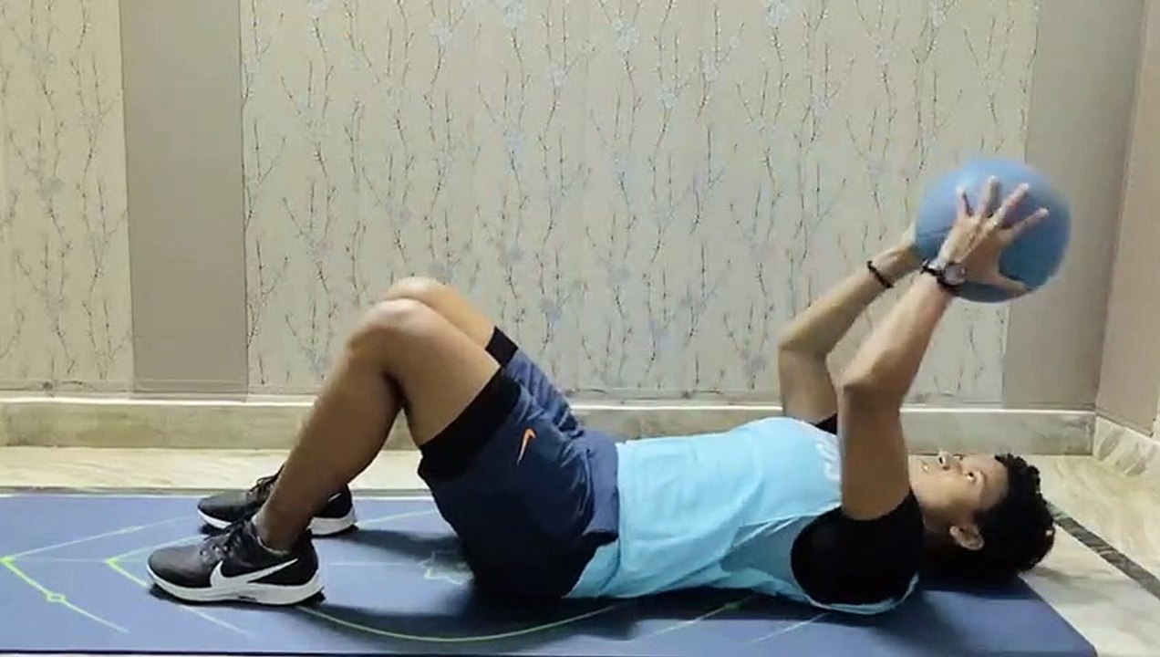 Indian cricketer deepti sharma doing core workout in lockdown
