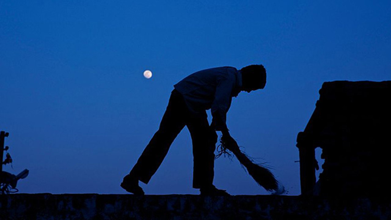 झाडू कब लगाना चाहिए, शाम को झाडू नहीं लगाने की असल वजह | Why hindus avoid sweeping at night |Boldsky