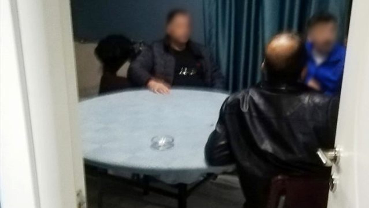 Polis, yasağa rağmen kumar oynarken yakalanan 20 kişiye 86 bin TL ceza kesti