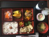 Elle accouche au Japon et nous montre les repas qu’elle a mangés à l’hôpital