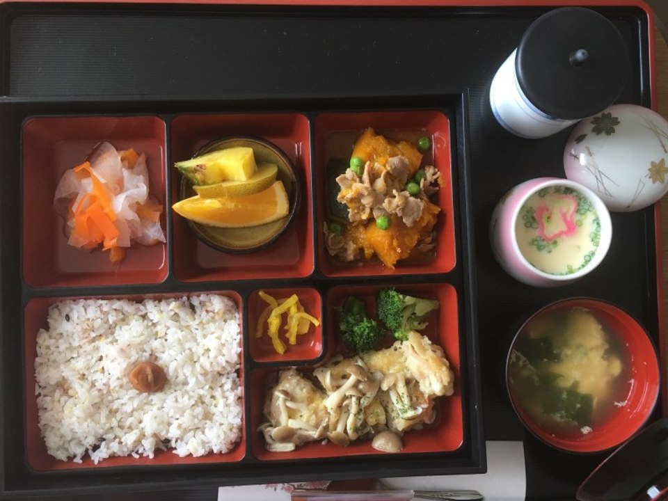 Elle accouche au Japon et nous montre les repas qu’elle a mangés à l’hôpital