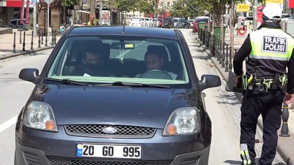 Denizli’de vatandaşlar sokağa çıkma kısıtlamasına uyuyor