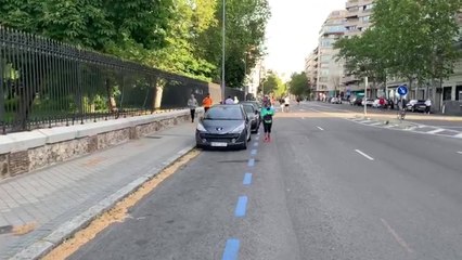 Madrileños realizando ejercicio junto al Retiro, que permanece cerrado