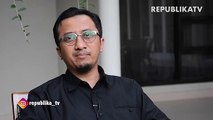 Pengurus Dewan Kemakmuran Masjid (DKM) membaca Al Quran di Masjid Raya Bandung yang ditutup di Jalan Dalem Kaum, Kota Bandung.