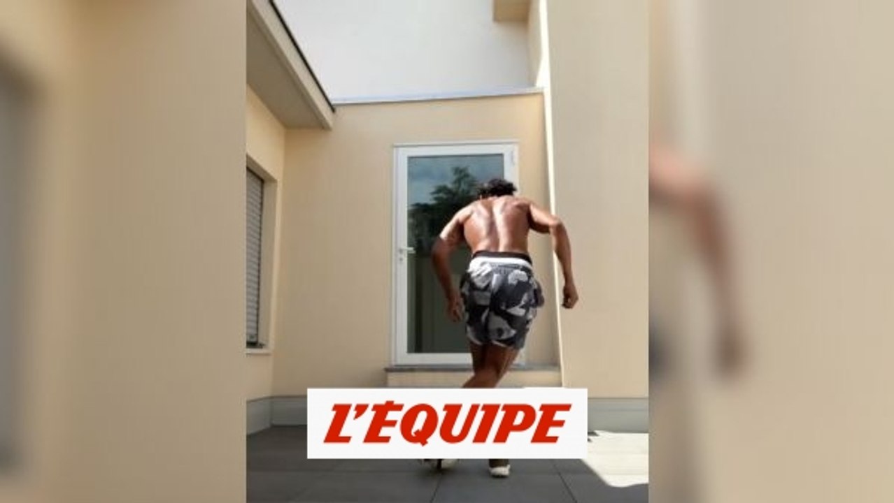 Bruno Alves travaille sa technique dans sa cour...