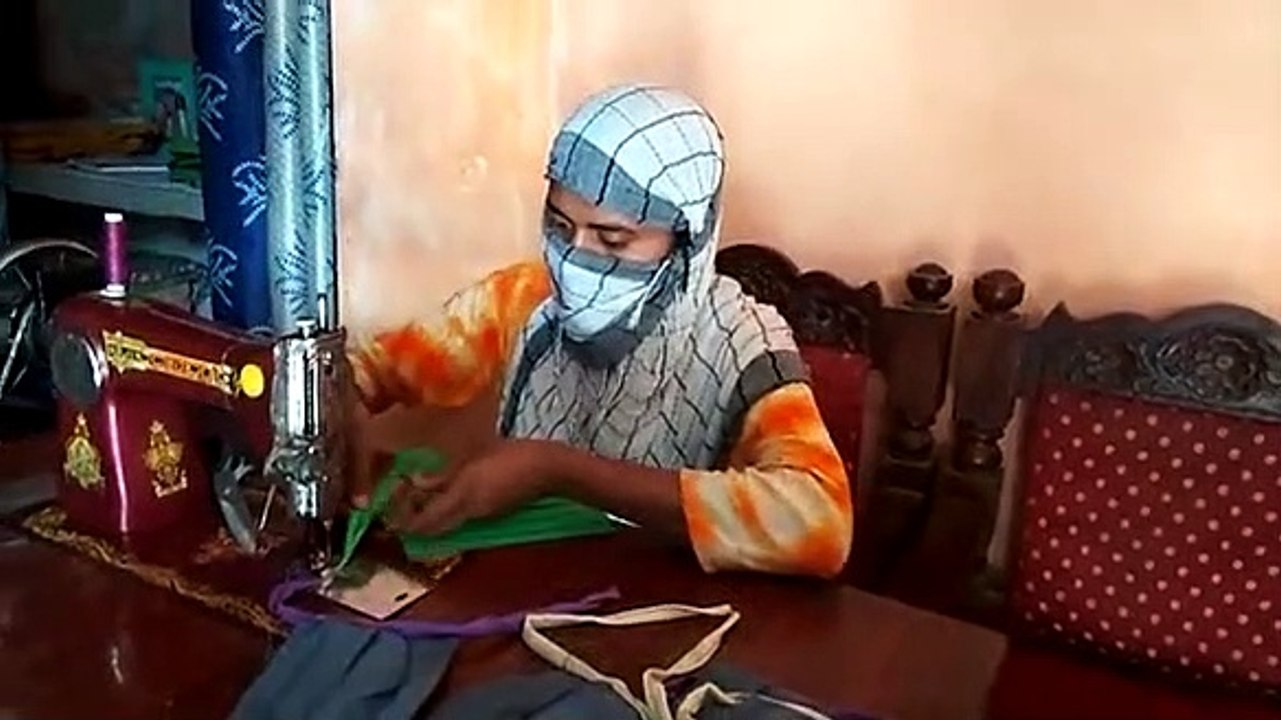 बाराबंकी: लॉकडाऊन में पाँच लाख थ्री लेयर खादी के मास्क बनाना है इन महिलाओं का लक्ष्य