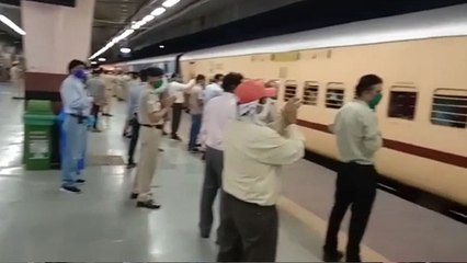 आधी रात को जयपुर से पटना रवाना हुई ट्रेन, कोरोना वॉरियर्स ने कुछ इस अंदाज में मजदूरों को दी विदाई