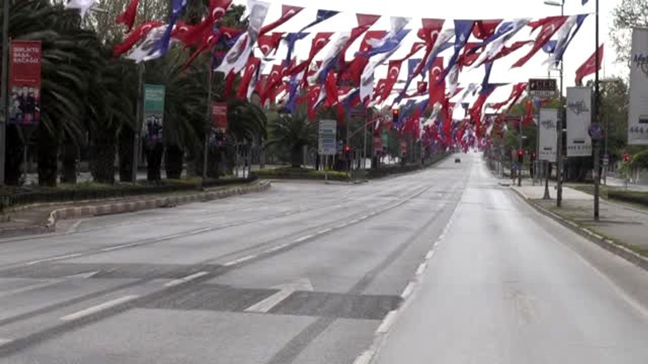 Sokağa çıkma kısıtlamasında polisler uygulama yaptı