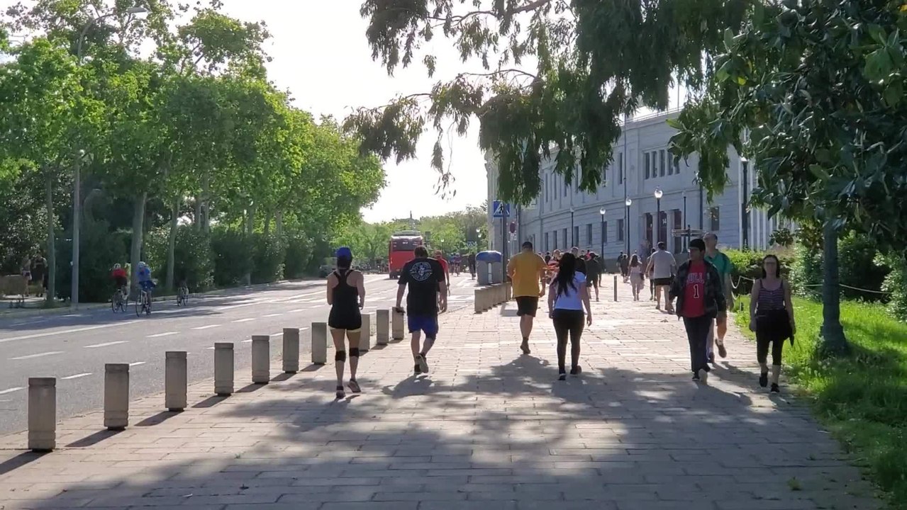 Barceloneses pasean y practican deporte tras el alivio en el confinamiento